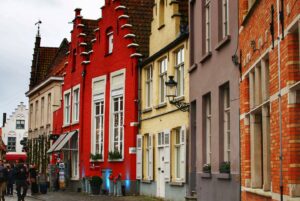Case colorate di Bruges tra canali e stradine acciottolate