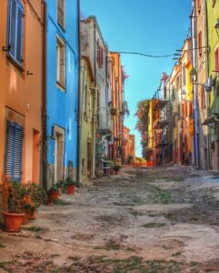 Scorcio di Bosa tra vicoli fioriti e case color pastello