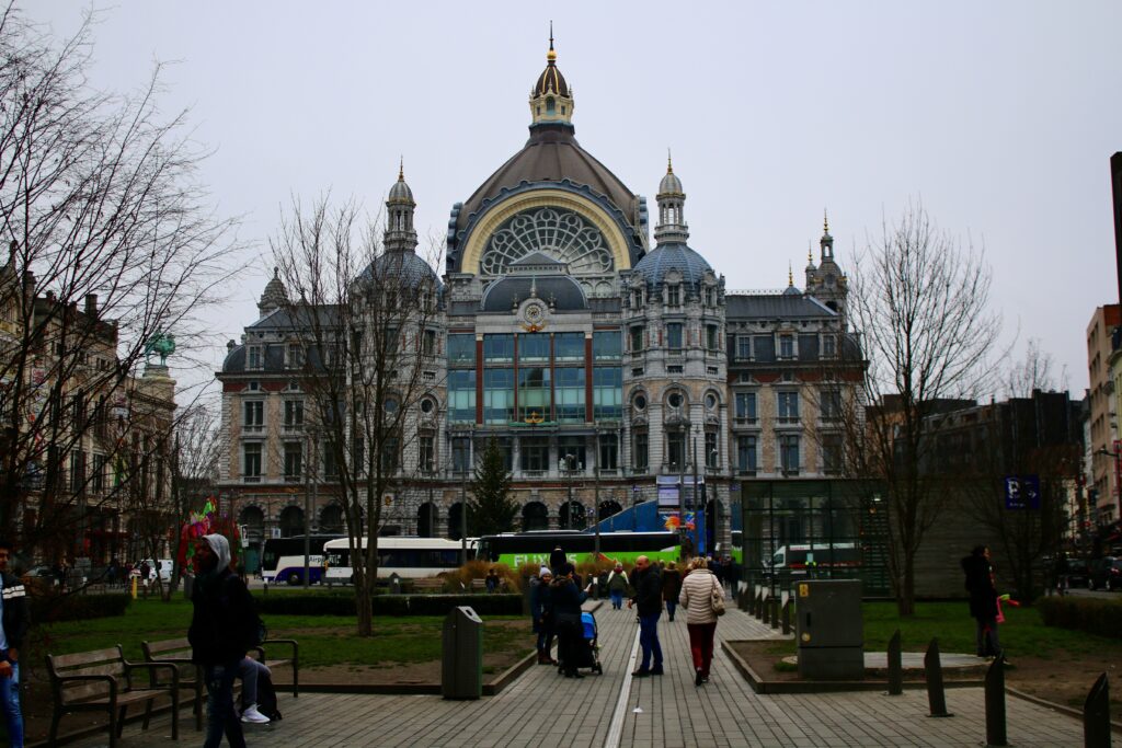 Facciata di Antwerpen-Centraal ad Anversa vista dalla piazza