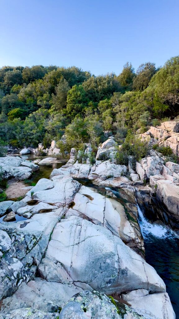 Cascate Is Fanebas immerse nella vegetazione della Sardegna