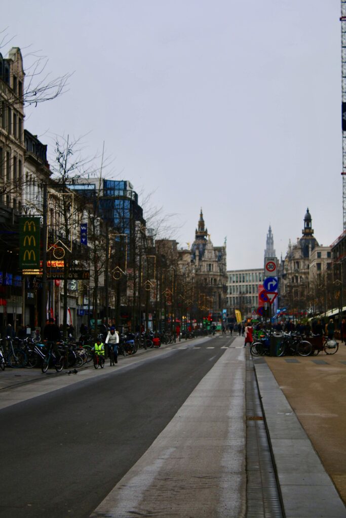 De Keyserlei ad Anversa, la strada tra la stazione e il centro storico