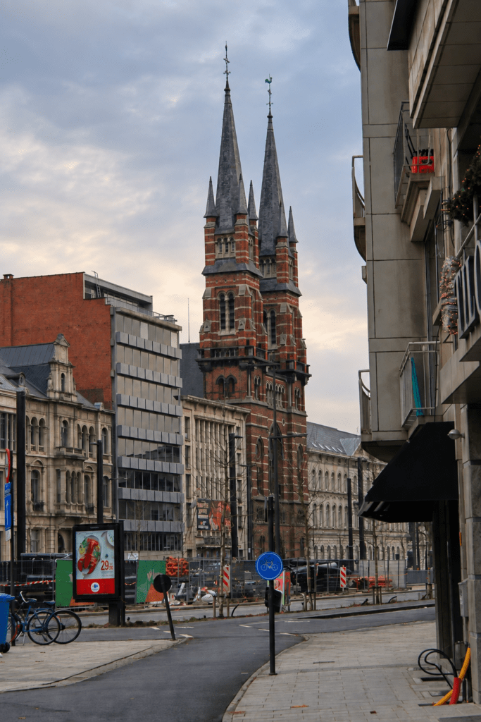 Sint-Joriskerk di Anversa: chiesa neogotica con due alte guglie