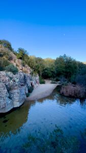 Spiaggia montana creata dalle cascate Is Fanebas