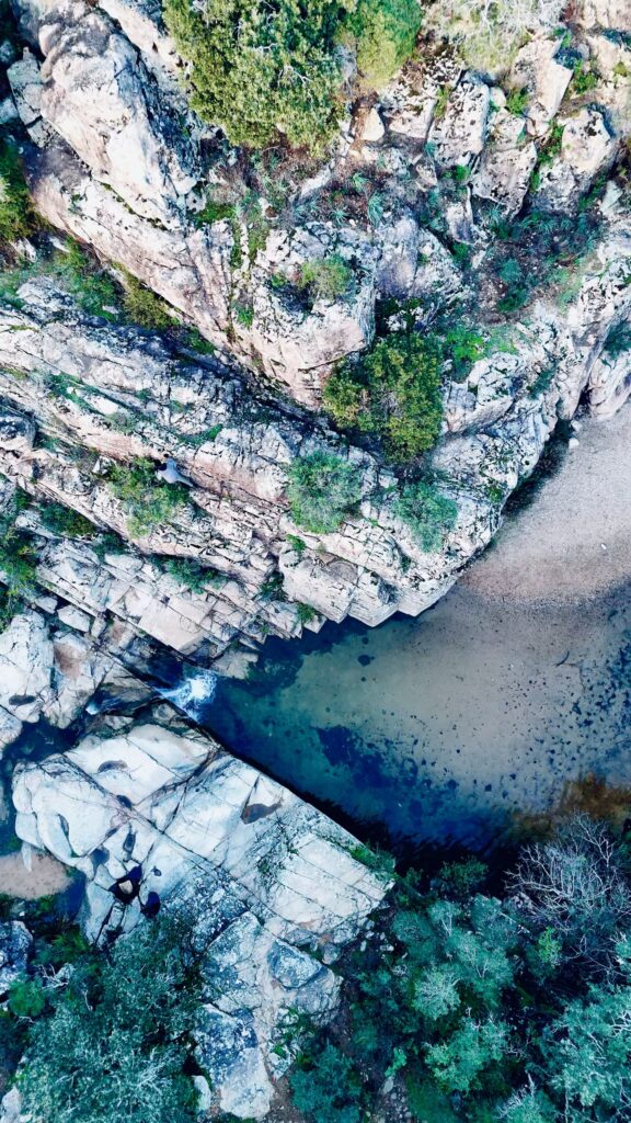 Cascate Is Fanebas con acqua che scorre tra le rocce