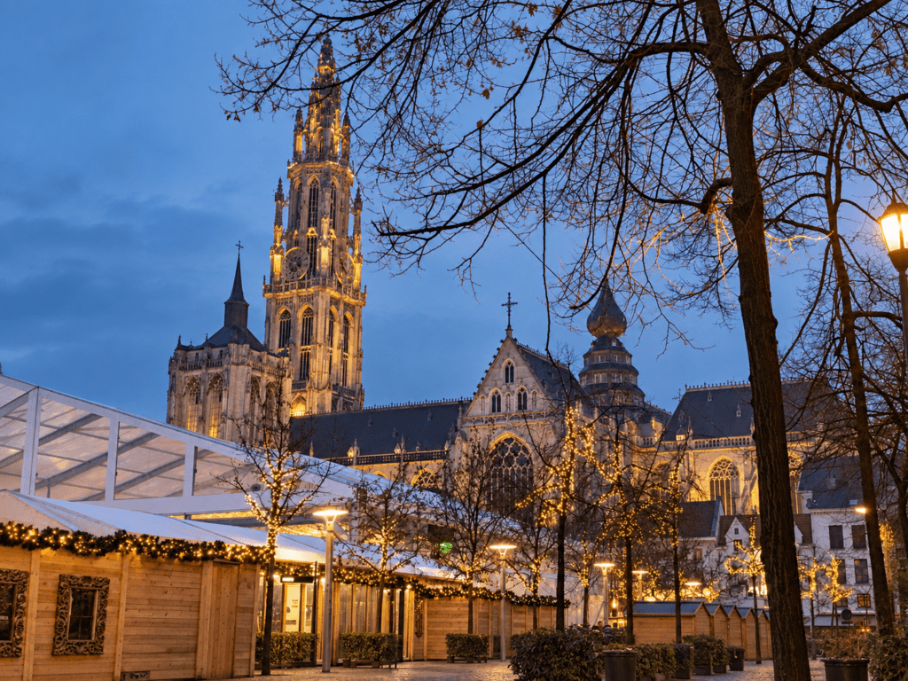Cattedrale di Nostra Signora di Anversa illuminata durante il mercatino di Natale