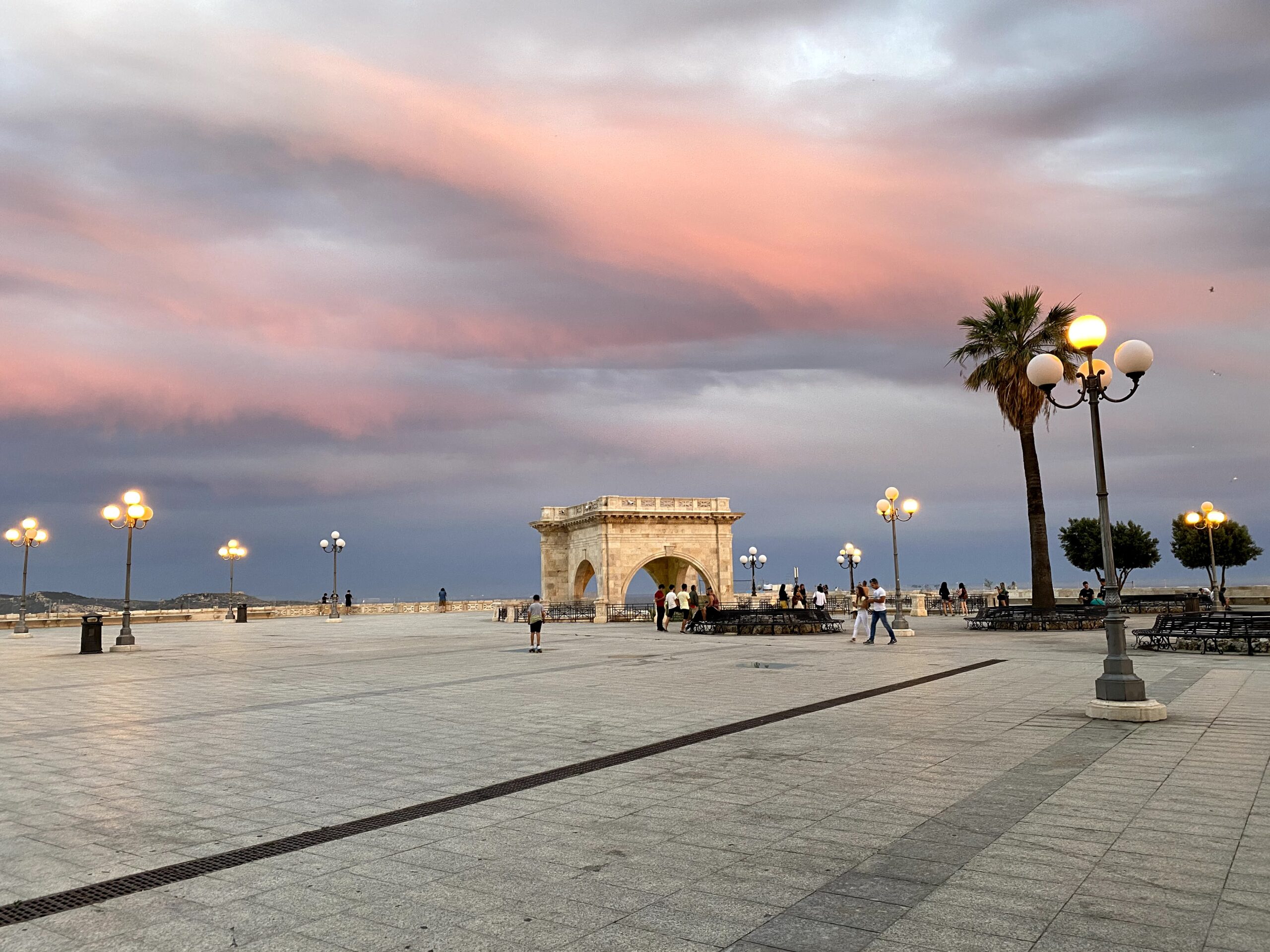 Terrazza del Bastione Saint Remy con vista sui tetti di Cagliari