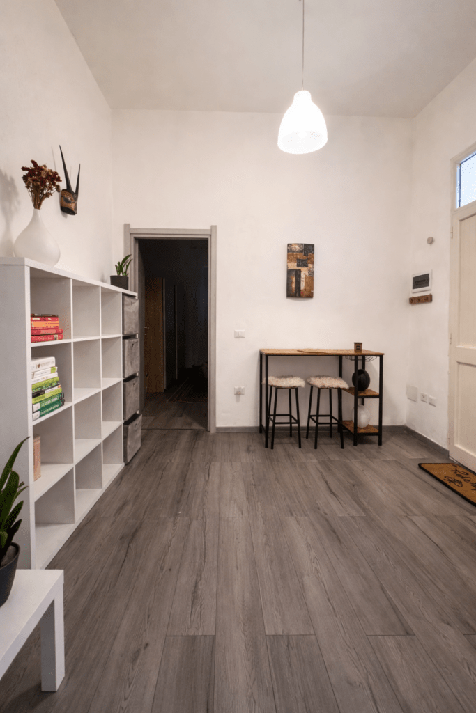 Ingresso di Sa Domu Lenta con postazione lavoro a Maracalagonis