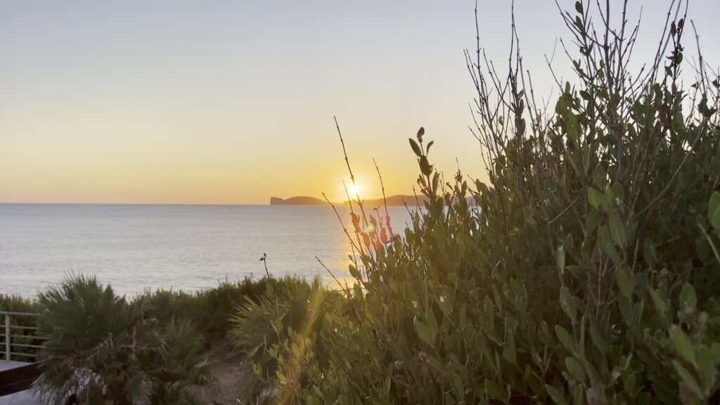 Tramonto con vista sulle scogliere di Capo Caccia sulla costa di Alghero