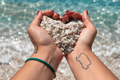 Piccoli granelli di quarzo bianco e colorato della spiaggia di Is Arutas con il mare turchese sullo sfondo