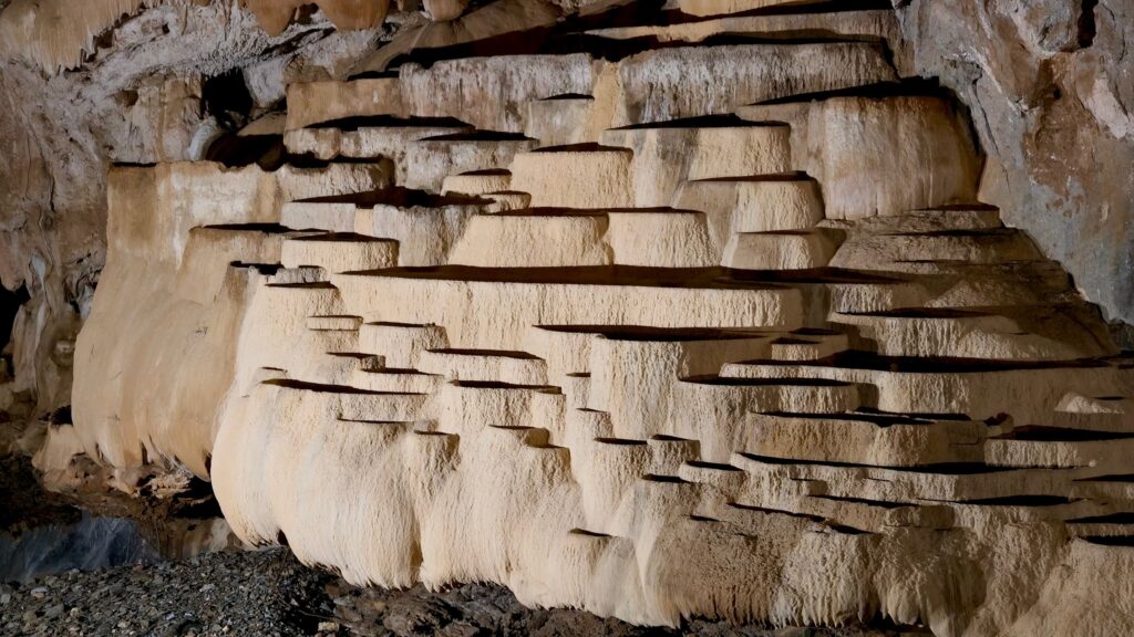 Vaschette di calcare a gradoni nella Grotta di San Giovanni, con i bordi sottili che trattengono l'acqua
